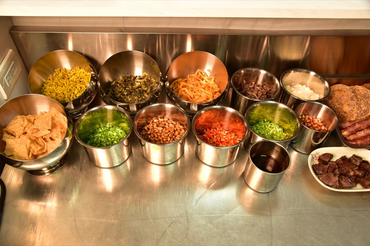 實珍園-高雄正宗 何記桂林米粉‧螺螄粉｜三多商圈特色美食 點餐流程 各類配料