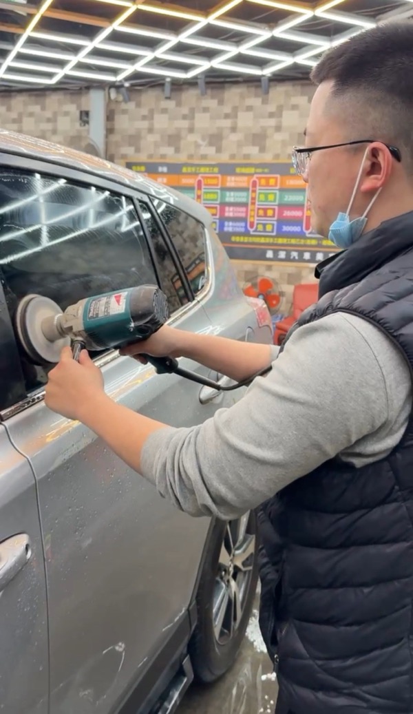 轟潔汽車美容坊 服務項目 零死角玻璃水漬去除