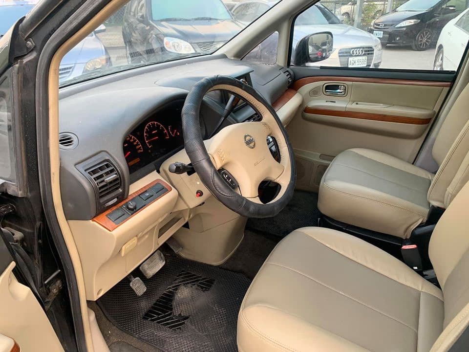 Nissan QRV